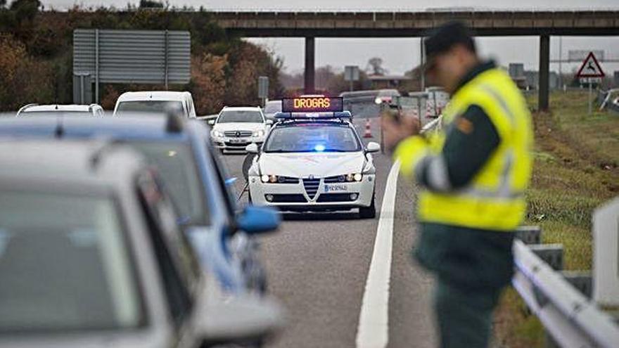 Una patrulla de la Guardia Civil en un control de alcohol y drogas.