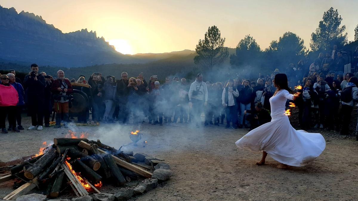 Desenes de persones a Castellbell durant una actuació en l'acte per veure la posta de sol per la roca Foradada