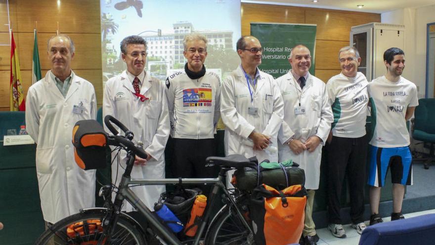 El Hospital Carlos Haya recibió ayer la visita de deportistas que participan en el proyecto «Vida para la Infancia».