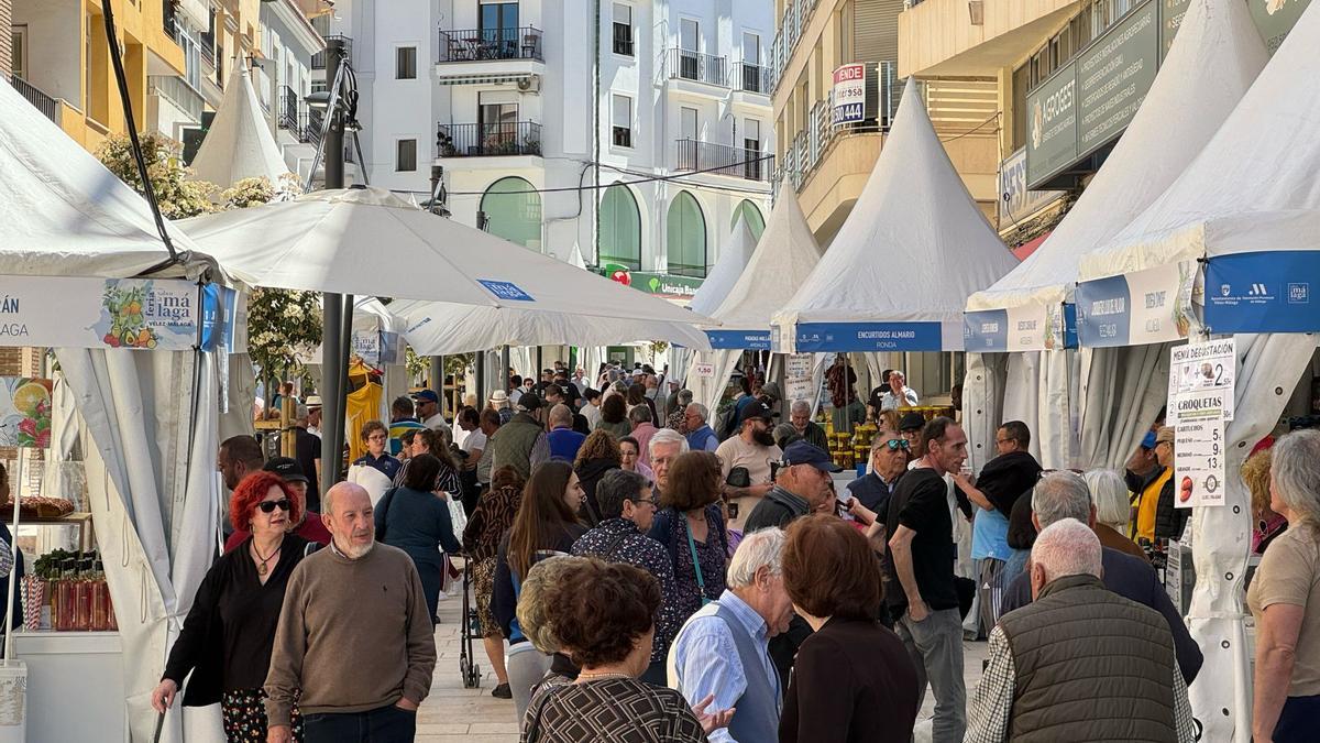 La calle Canalejas de Vélez acoge los stands de la Feria Sabor a Málaga.