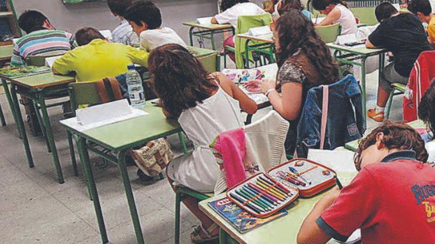 imagen de una clase en Canarias con la profesora escribiendo en la pizarra.