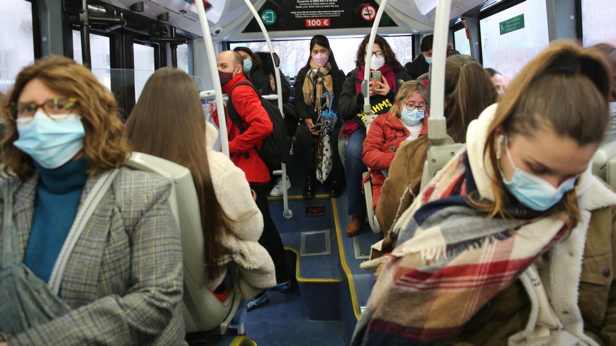 BARCELONA 07/02/2023 Sociedad. Primer dia sin mascarilla obligatoria en el transporte público. En la foto ambiente en el metro, gente con y sin mascarilla. FOTO de RICARD CUGAT