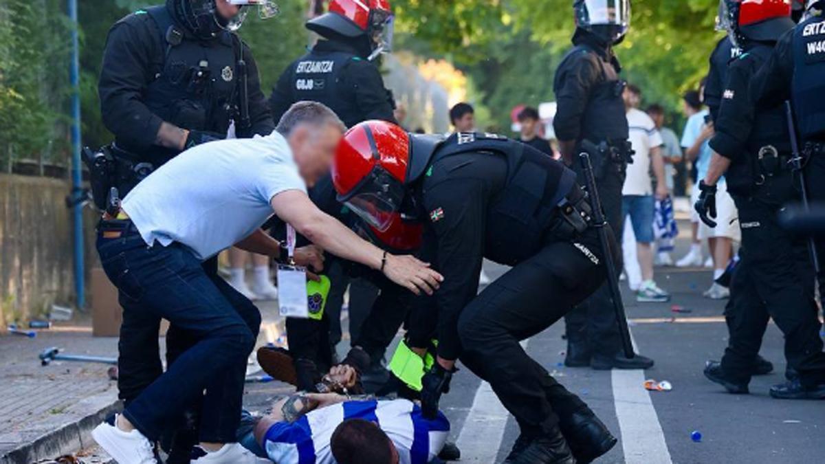 Momento en que un hombre es detenido por la policía