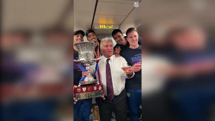 Laporta y Flick posan con la Supercopa