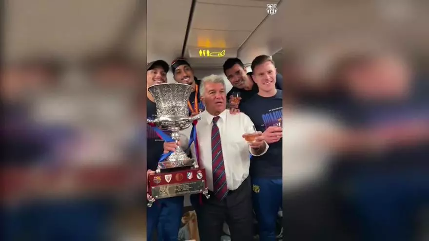 Laporta y Flick posan con la Supercopa