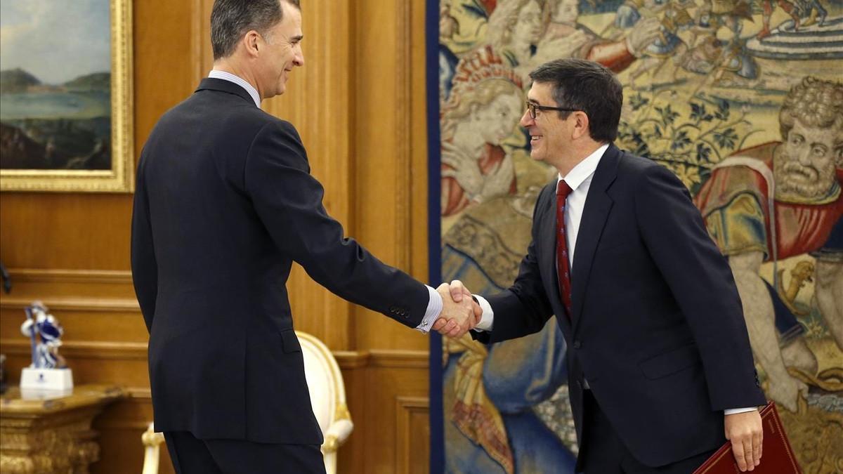 El Rey Felipe VI con el presidente del Congreso, Patxi López, en una reciente reunión para decidir el formato de la nueva ronda de conversaciones