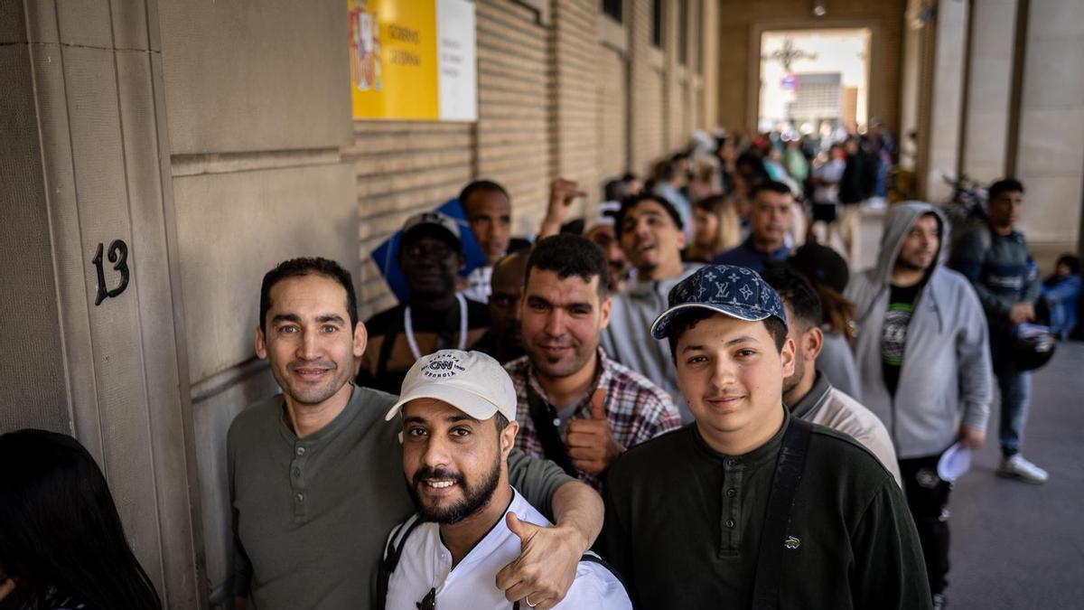 Las filas de migrantes para conseguir la documentación en el proceso de regularización.