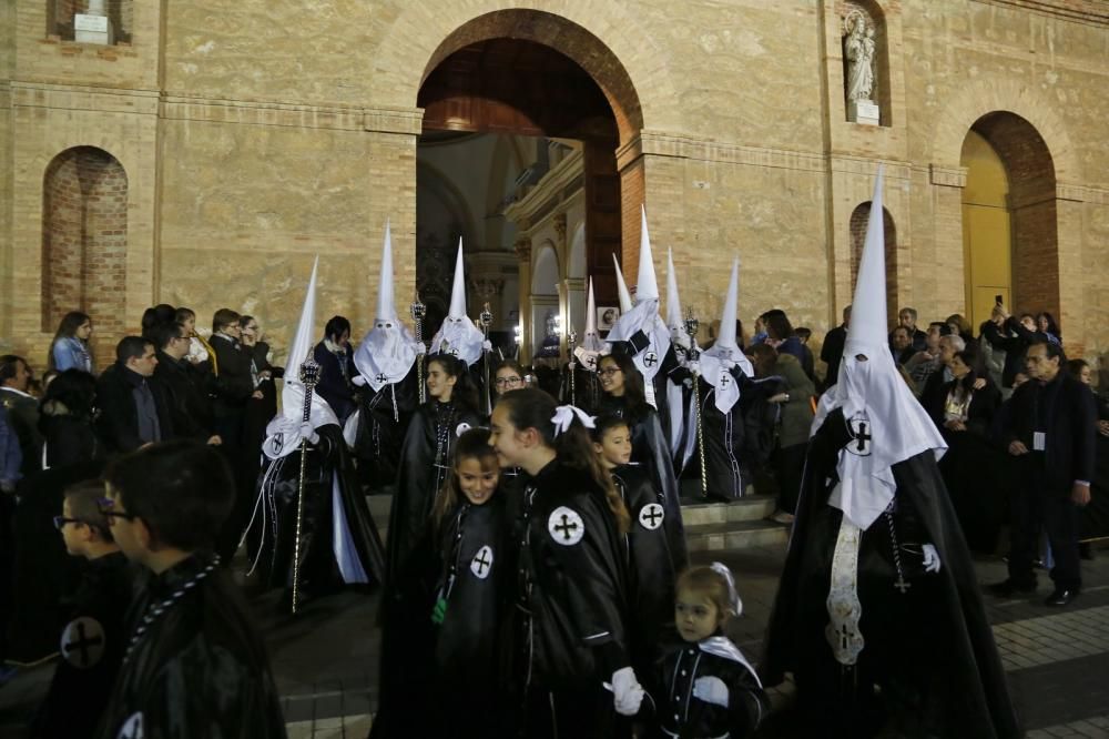 Miles de personas contemplaron el paso de las imágenes de las seis cofradías que participan en Lunes Santo