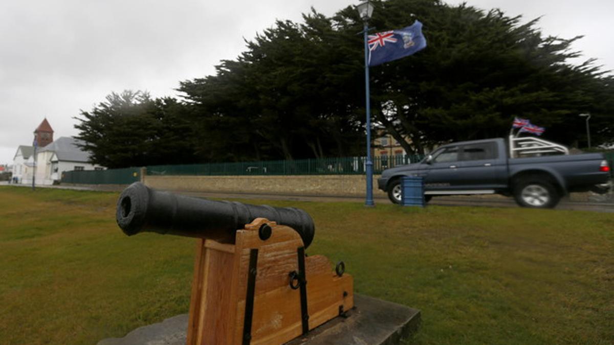 Una bandera malvinense ondea en Puerto Stanley, en Islas Malvinas