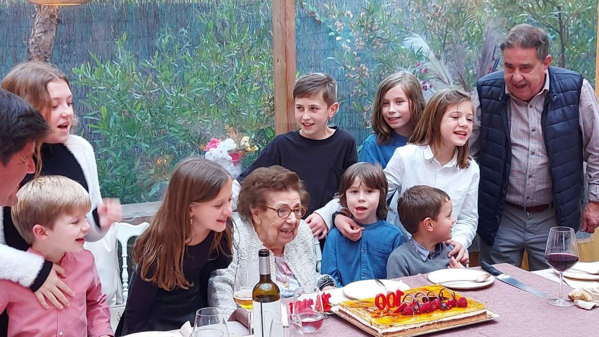 Elisa López del Río con la tarta de su siglo de vida arropada por los suyos. | Ch. S. 