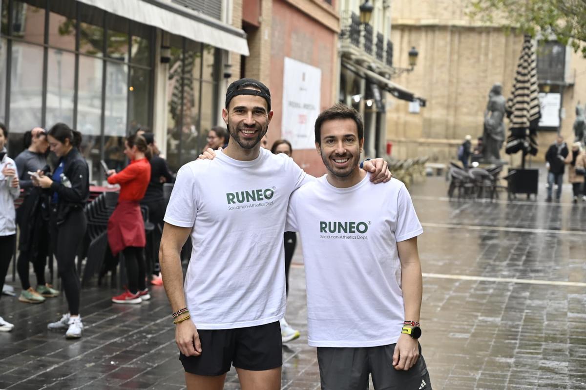 En imágenes | Runneo, el club de 'running' más viral de Zaragoza que mezcla carreras con 'cachondeo'