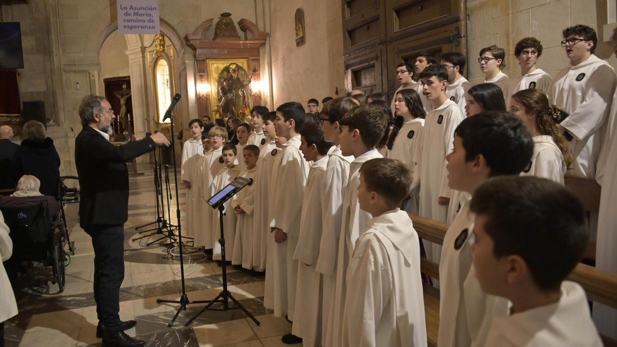 La Escolanía y el Coro Juvenil, en Santa María, en el Congreso Mariológico celebrado a finales de febrero.