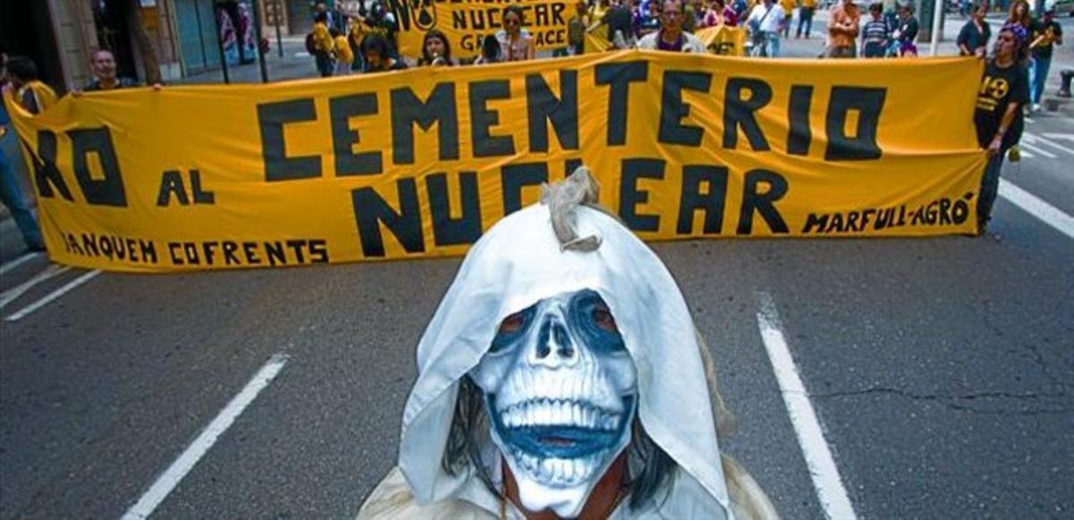 Detractors de la instal·lació del cementiri nuclear a Zarra, durant una manifestació a València l’abril passat.