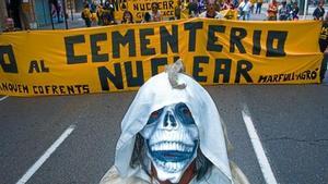 Detractors de la instal·lació del cementiri nuclear a Zarra, durant una manifestació a València l’abril passat.