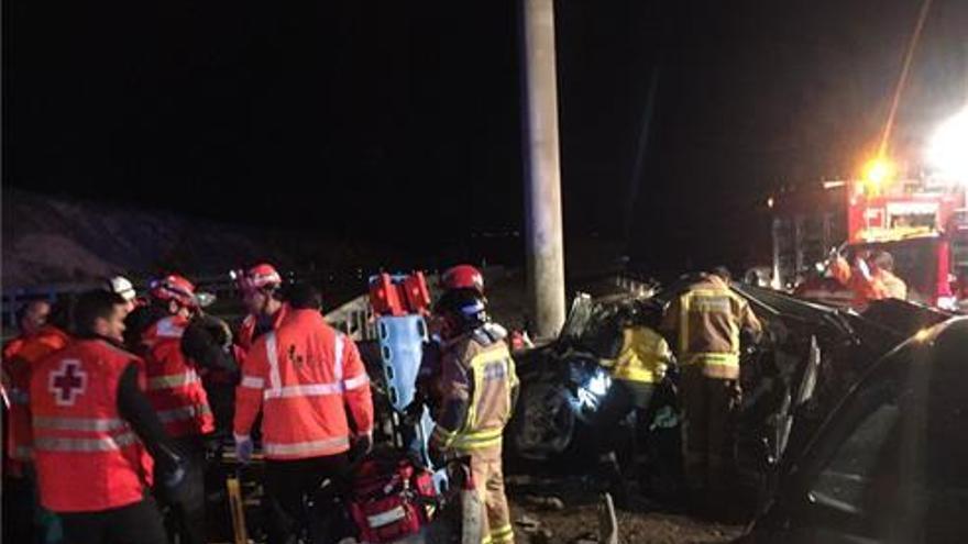 Cuatro heridos en un aparatoso accidente en la A-5 en la salida a la carretera de Campomayor