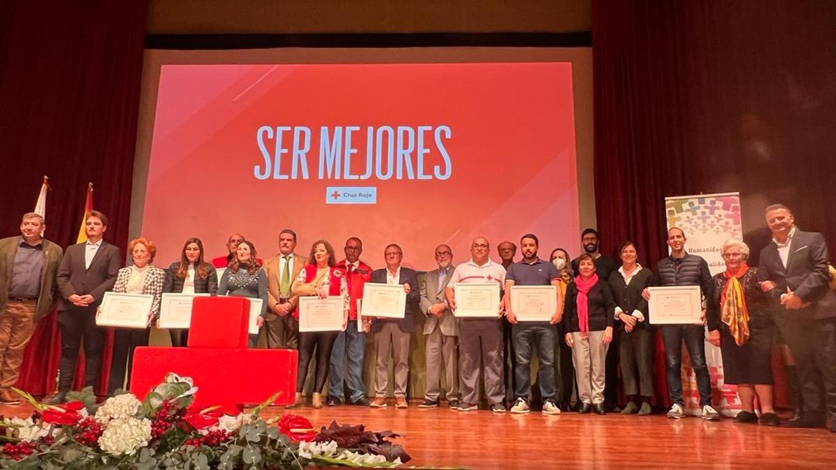 Todos los ganadores de los reconocimientos de Cruz Roja, sobre el escenario.