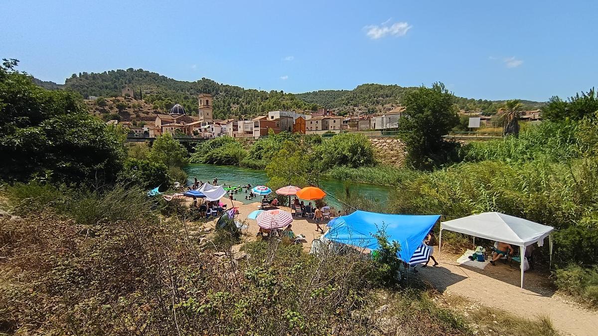 Pérgolas,  carpas y sombrillas ocupan la orilla del río para refugiarse del sol.