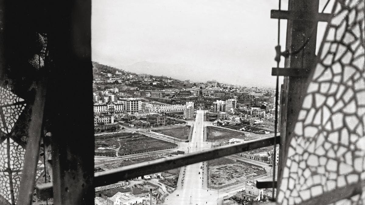 La avenida de Gaudí, trazada pero aún no urbanizada, vista desde la Sagrada Família, con el Hospital de Sant Pau al fondo.