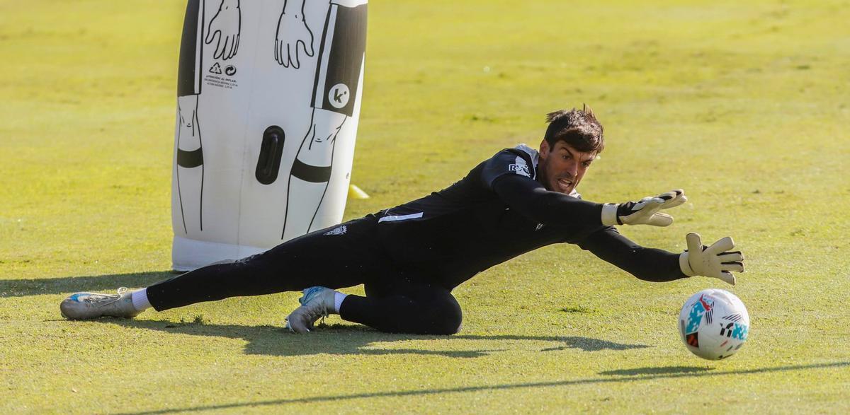 Iker Álvarez realiza una parada en un entrenamiento.