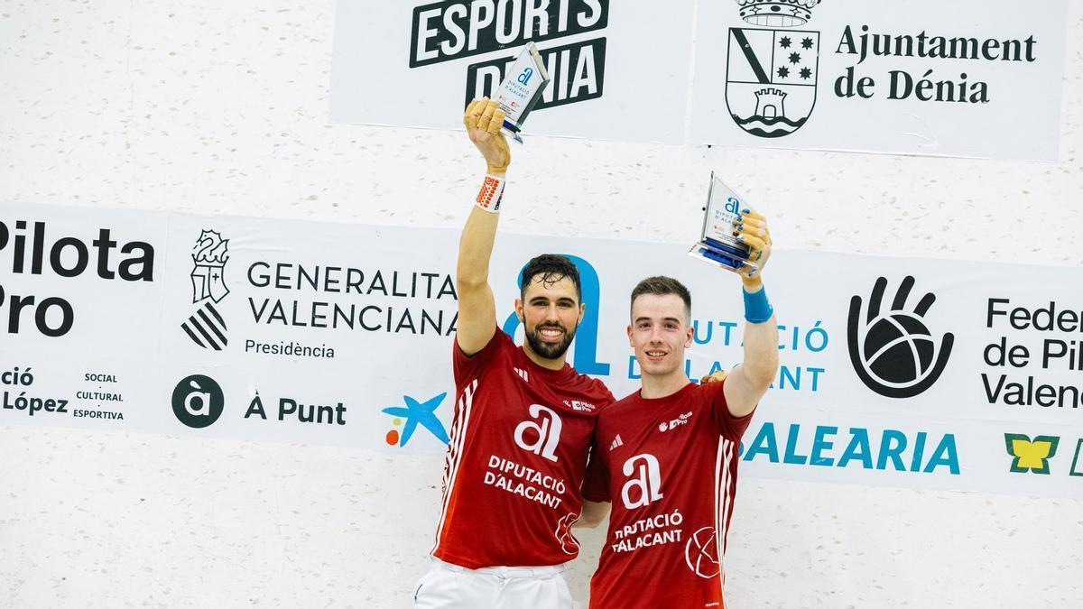 Salva Palai i Gimeno amb el trofeu de Copa Diputació d'Alacant