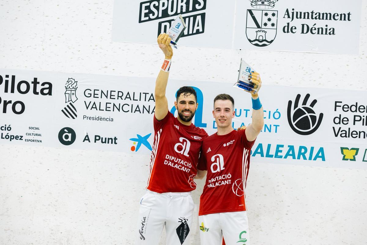 Salva Palai i Gimeno amb el trofeu de Copa Diputació d'Alacant