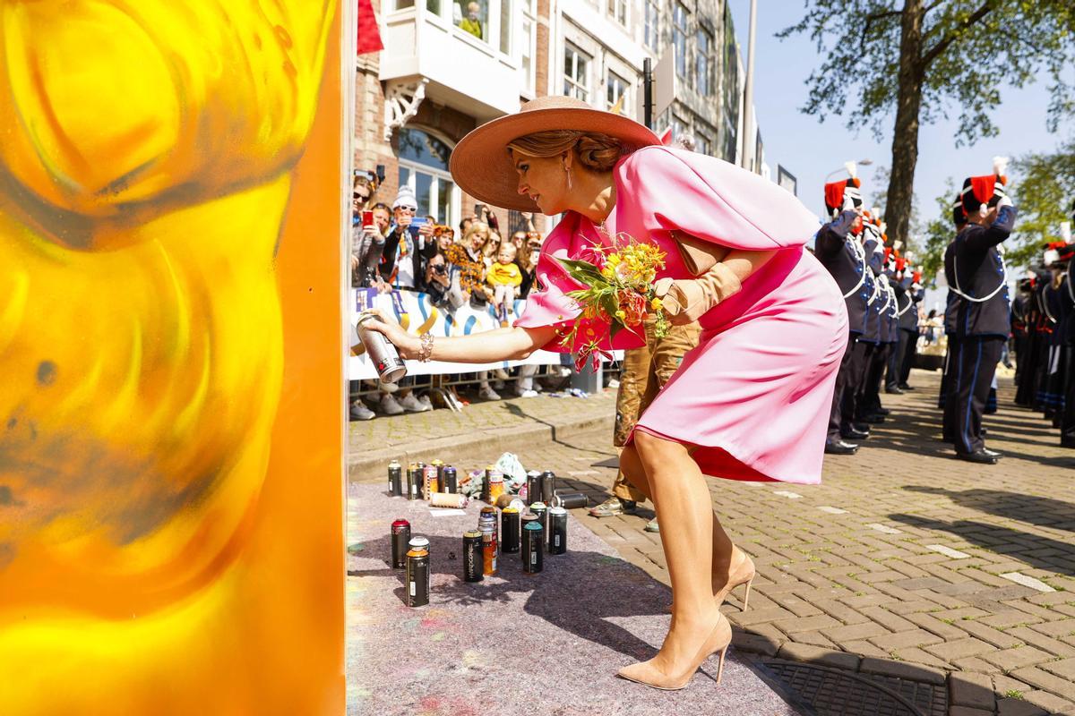 La reina Máxima de Holanda pinta con unos esprais, durante la celebración del Día del Rey en Masstricht.