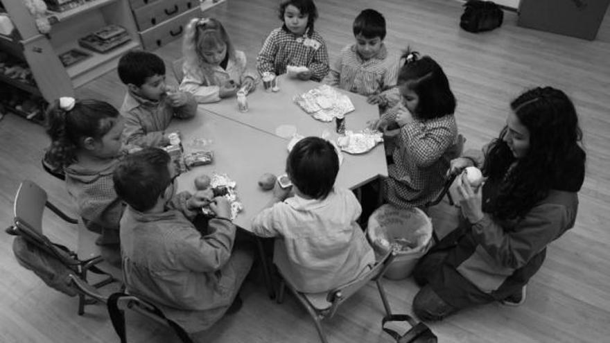 Varios alumnos de una escuela unitaria gallega. / xoán álvarez