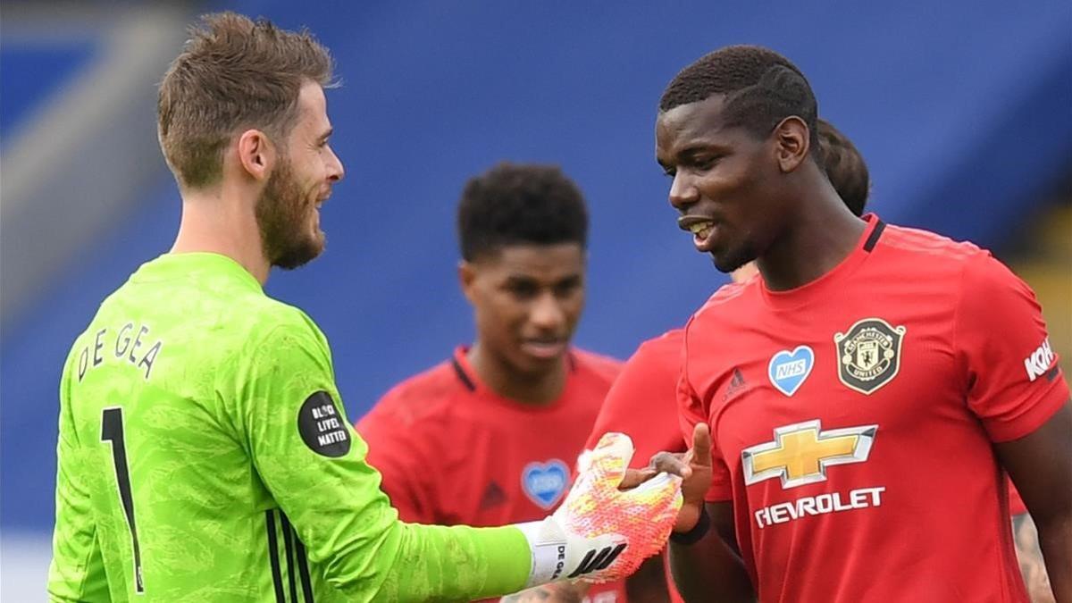 De Gea y Pogba se saludan tras derrotar al Leicester.