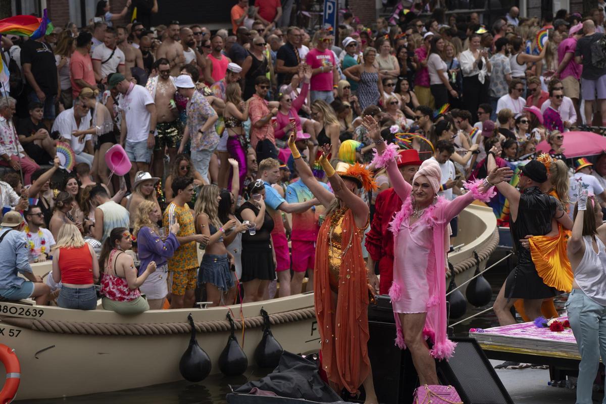 Celebran el desfile anual del orgullo LGTB+ por el Canal en Ámsterdam