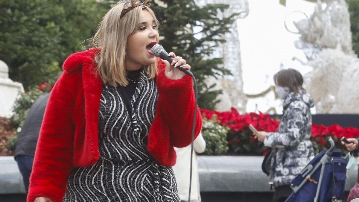 Valeria Delgado, una de las cantantes cordobesas que habitualmente actúa en las calles de Córdoba.