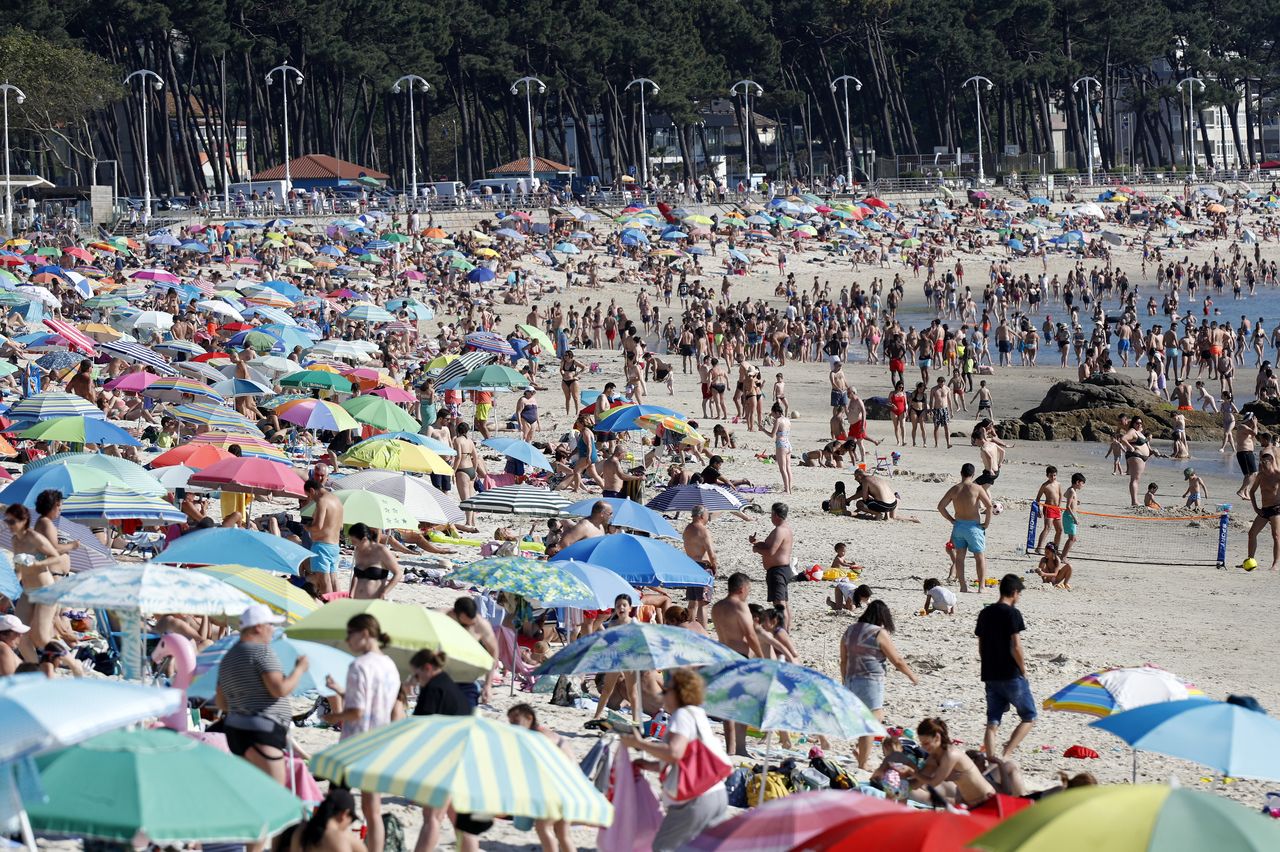 Plaga de sombrillas en Samil, con los termómetros superando los 35 grados