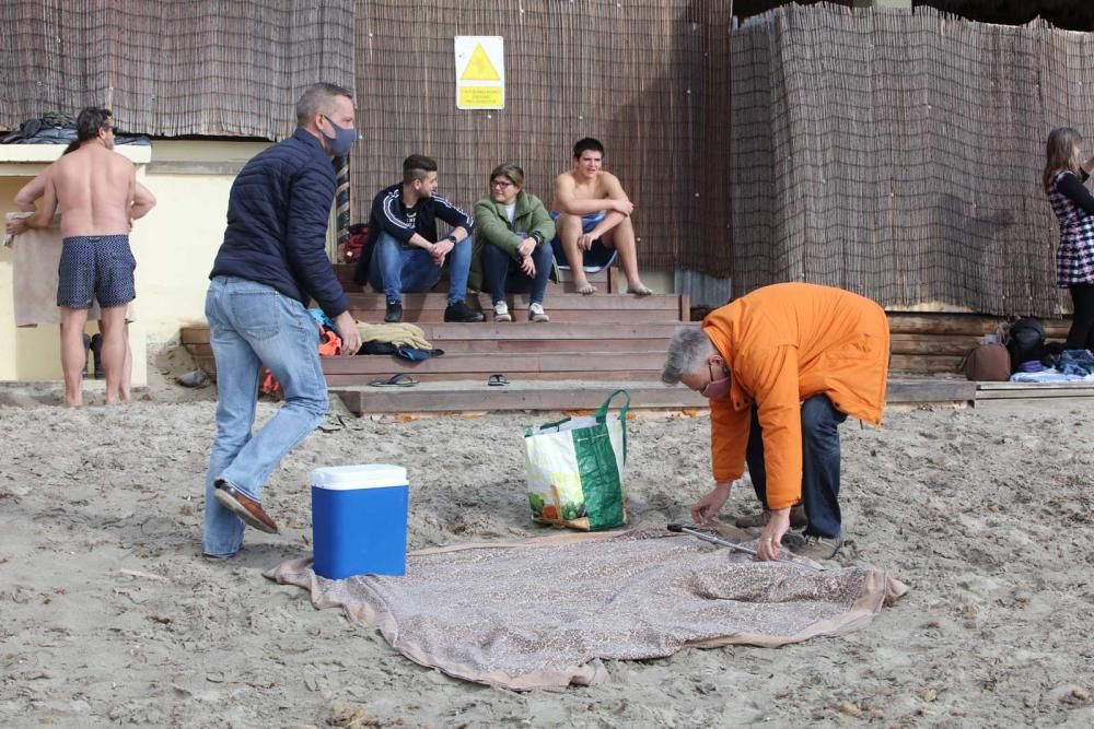 Primer baño del año en ses Salines.