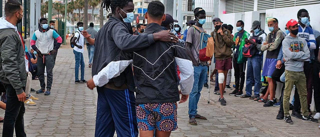 Migrantes en la playa de Las Alcaravaneras  hace dos meses. | | JOSÉ CARLOS GUERRA