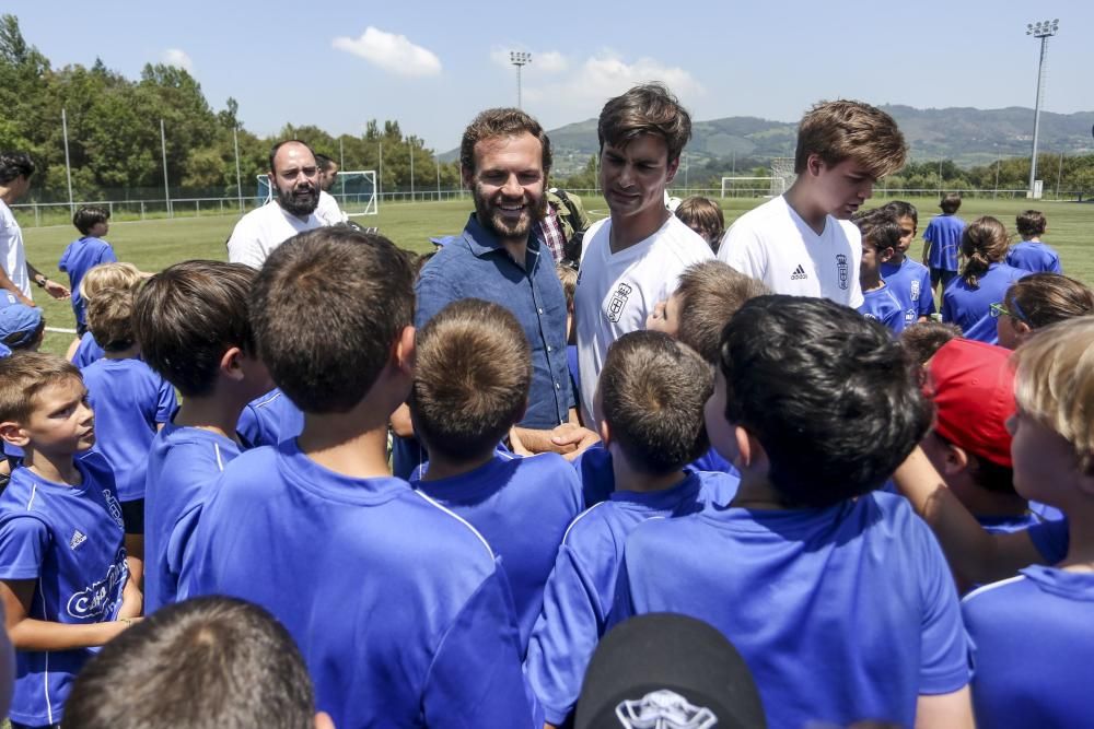 Visita de Mata al campus del Real Oviedo