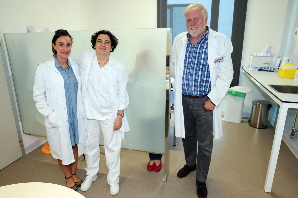 EL DOCTOR ANTONIO OCAMPO, PRESIDENTE DE LA SOCIEDAD GALLEGA INTERDISCIPLINARIA DE SIDA Y MEDICO DE LA UNIDAD DE VIH DEL HOSPITAL ALVARO CUNQUEIRO CON LASS ENFERMERAS LAURA LABAJO Y CARMEN PAZOS PARTICIPAN EN EL PROGRAMA QUE PERMITE QUE NAZCAN NIÑOS SIN EL VIRUS DE LA INMUNODEFICIENCIA HUMANA ( VIH ) DE MADRES PORTADORAS. TRAS LA MAMPARA UNA PACIENTE ANONIMA