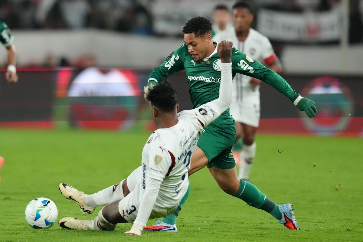 Vitor Roque of Brazil's Palmeiras, top, is challenged by Richard Mina of Ecuador's Liga Deportiva Universitaria during a Copa Libertadores semifinal first leg soccer match in Quito, Ecuador, Thursday, Oct. 23, 2025. (AP Photo/Dolores Ochoa) Associated Press/LaPresse