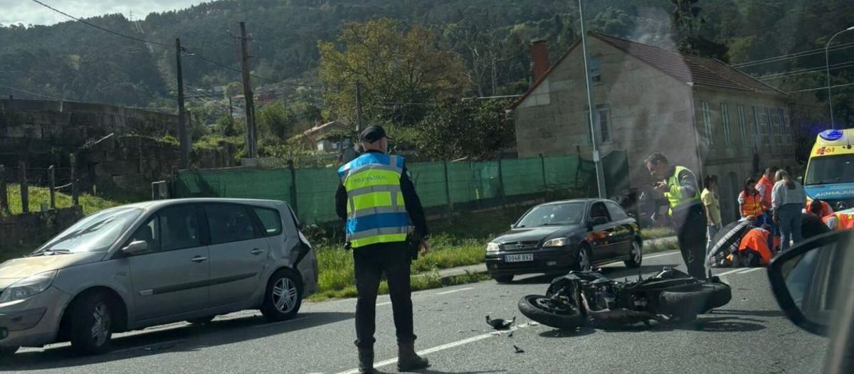 La motocicleta implicada en el accidente en N-552 en las inmediaciones de Redondela.
