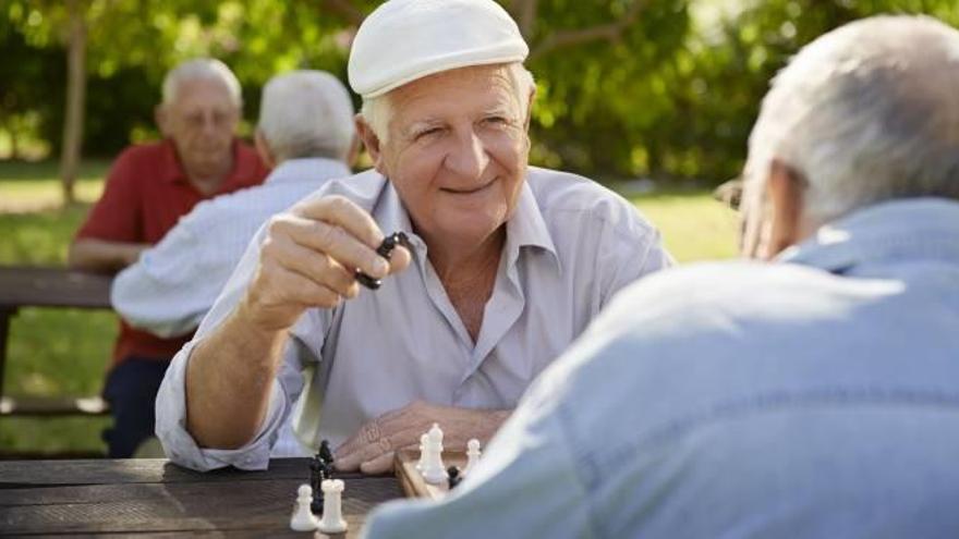 Persones grans jugant als escacs