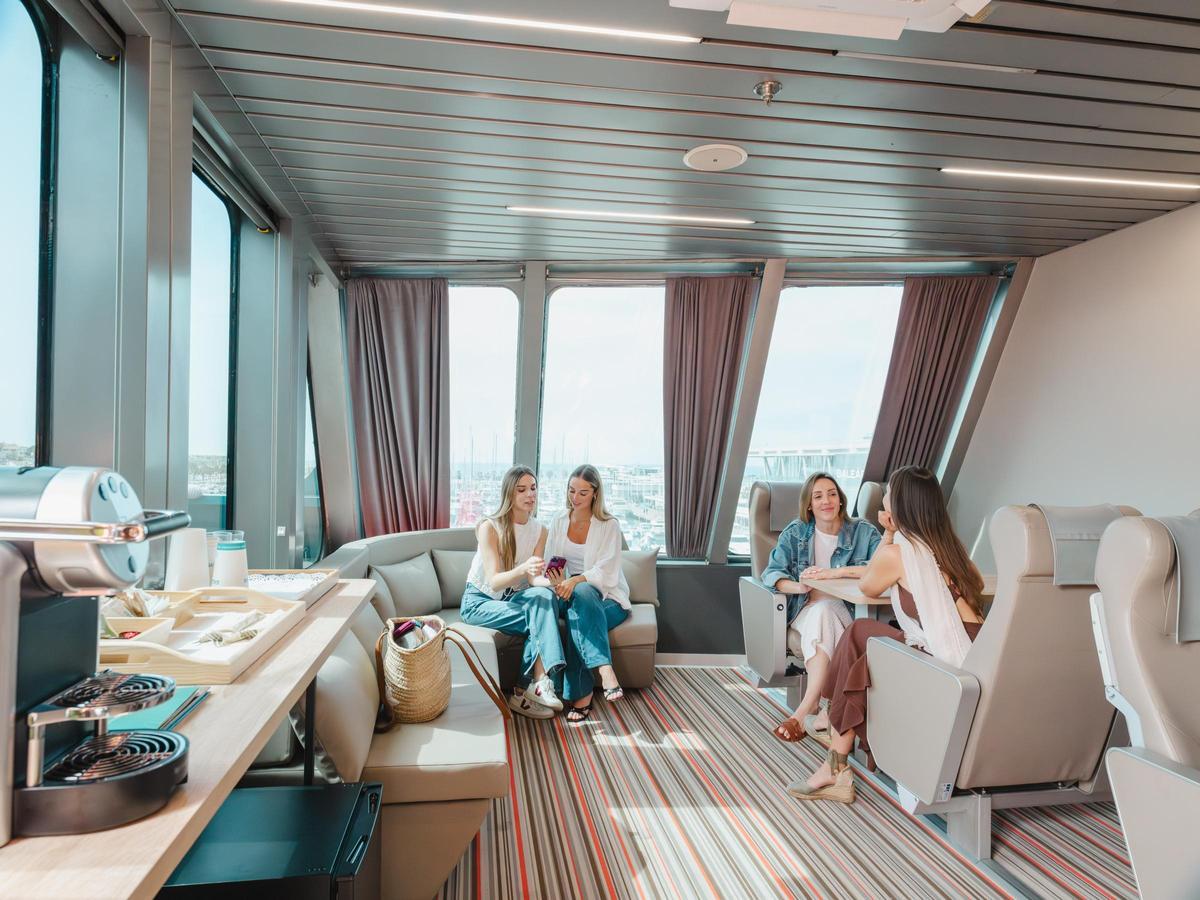 Viaja en grupo con privacidad con la acomodación Exclusive de los fast ferries de Baleària.
