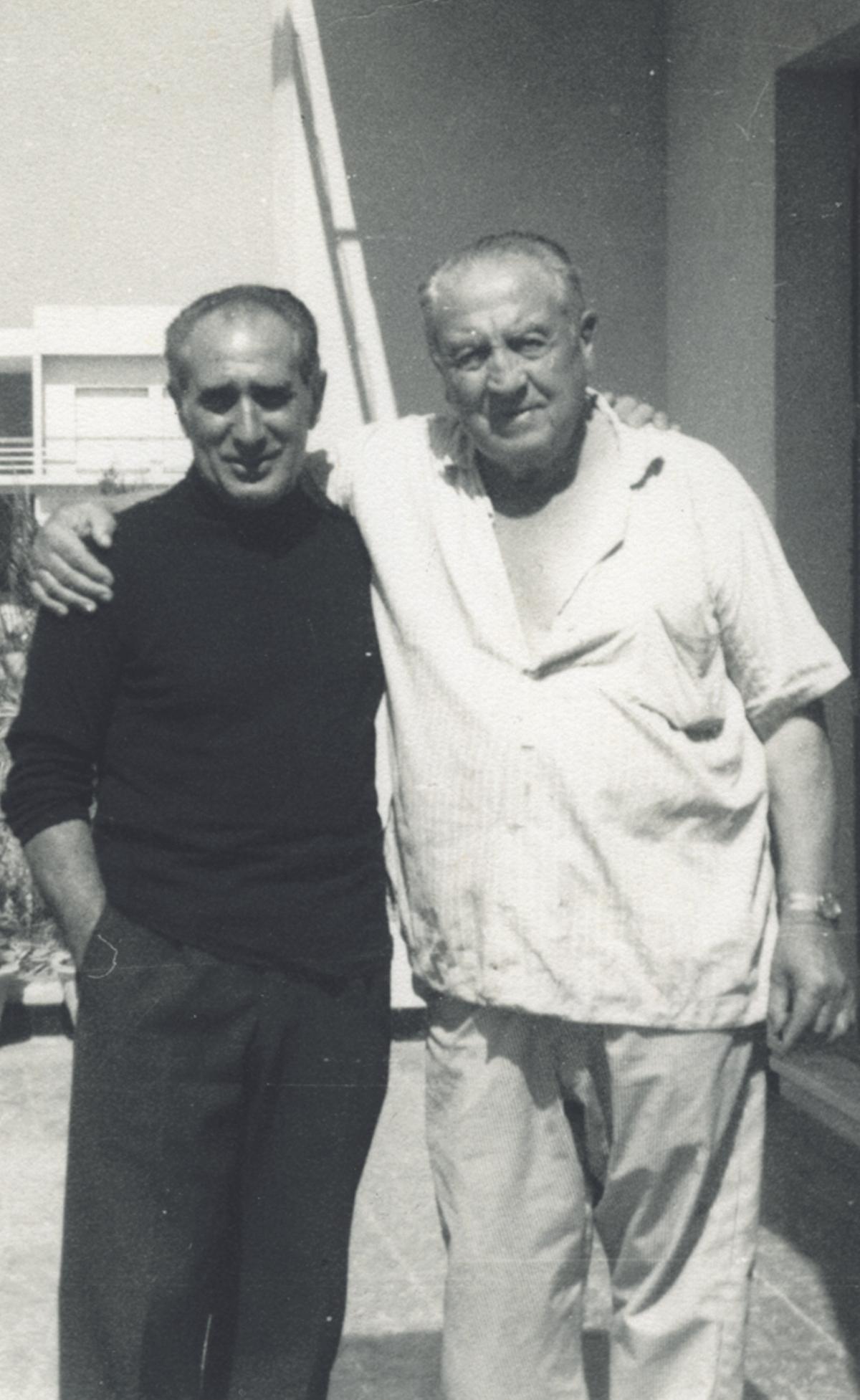 Santiago Bernabéu (d), muy vinculado a Santa Pola, posa junto a Manolo Maciá.