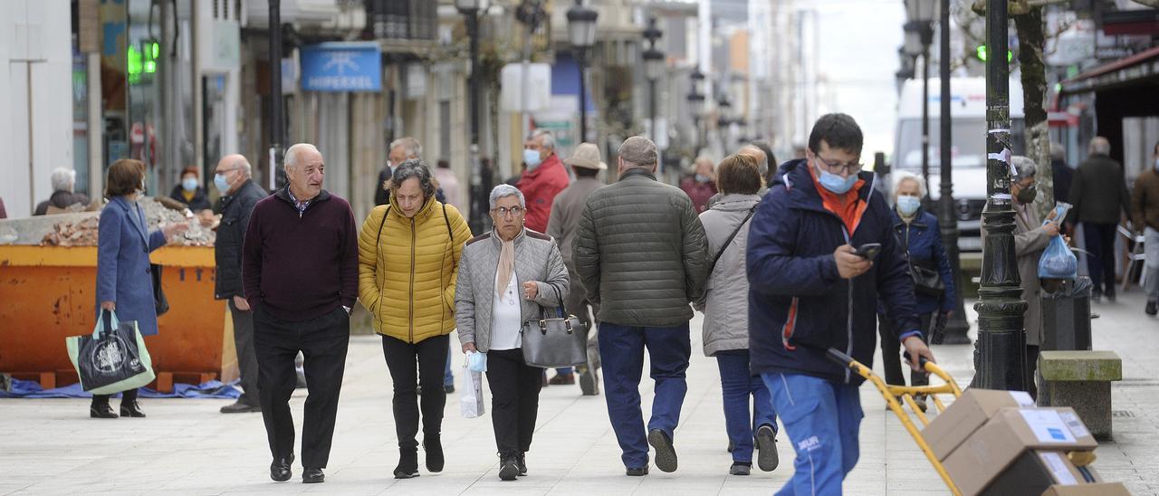 Gente, de paseo, por una de las calles humanizadas en A Estrada.