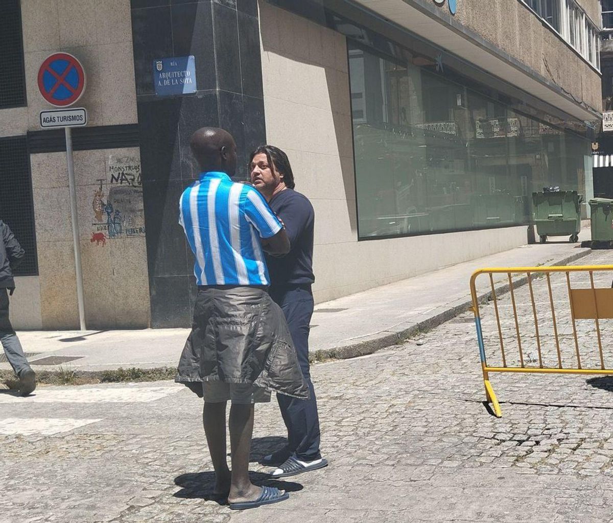 Inquilinos latinoamericanos del edificio «pensión» incendiado y la mujer que abrió (izq.) |  C.V.