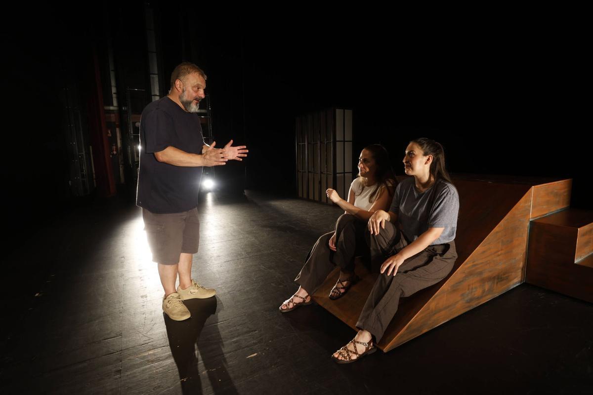 Los ensayos de "El caso Lucrecia" en el teatro de la Universidad Laboral, en imágenes