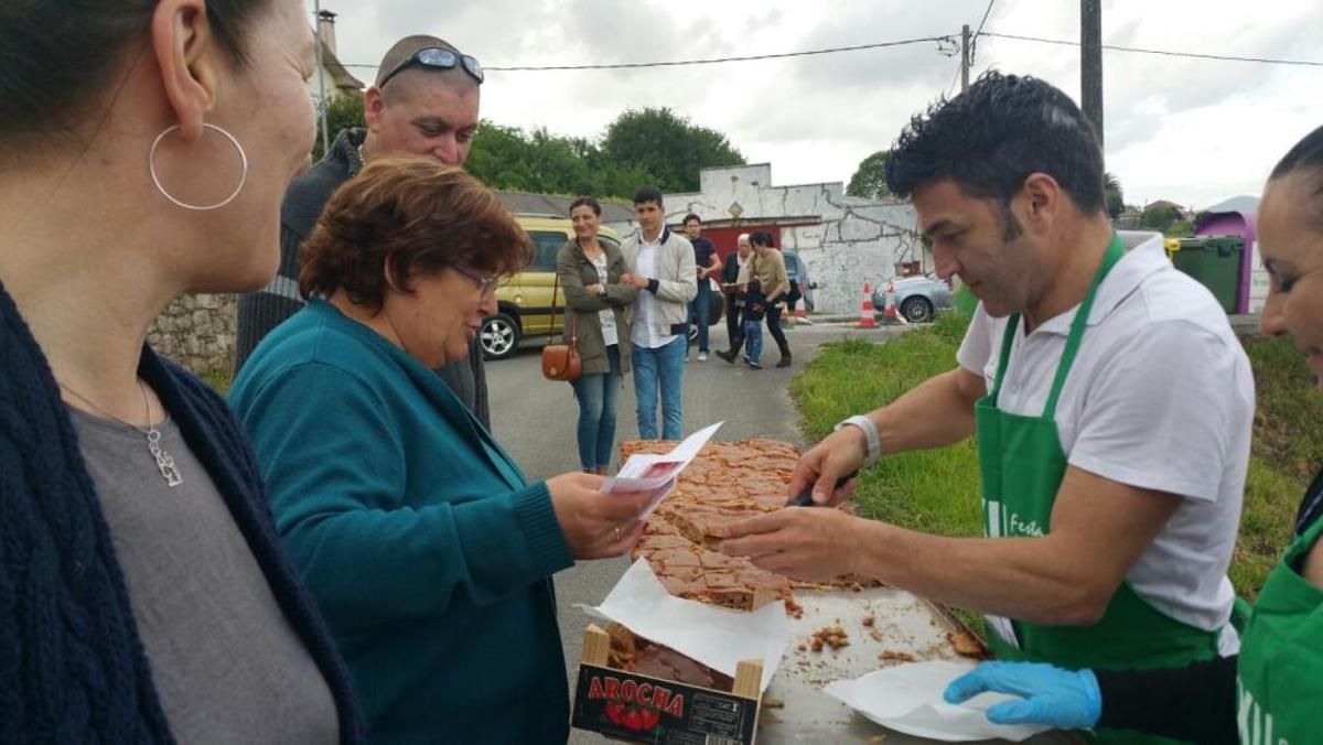La fiesta de la localidad de Valga cumple 24 años y vuelve a servir una empanada de varios metros de longitud y diferentes sabores