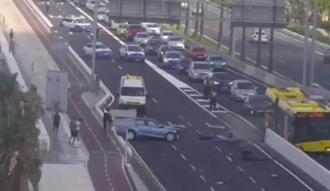 Un vehículo sufre un impactante accidente en la Avenida Marítima