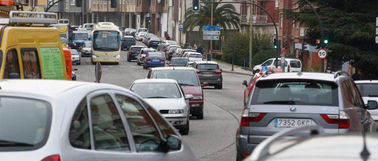 Tráfico denso, ayer, en el tramo a renovar de la avenida de Santa Apolonia.