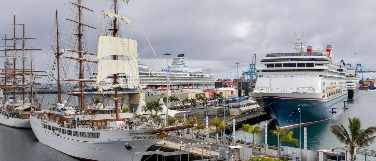 Barcos de crucero atracados en el muelle Santa Catalina del Puerto de Las Palmas. | | JUAN CASTRO