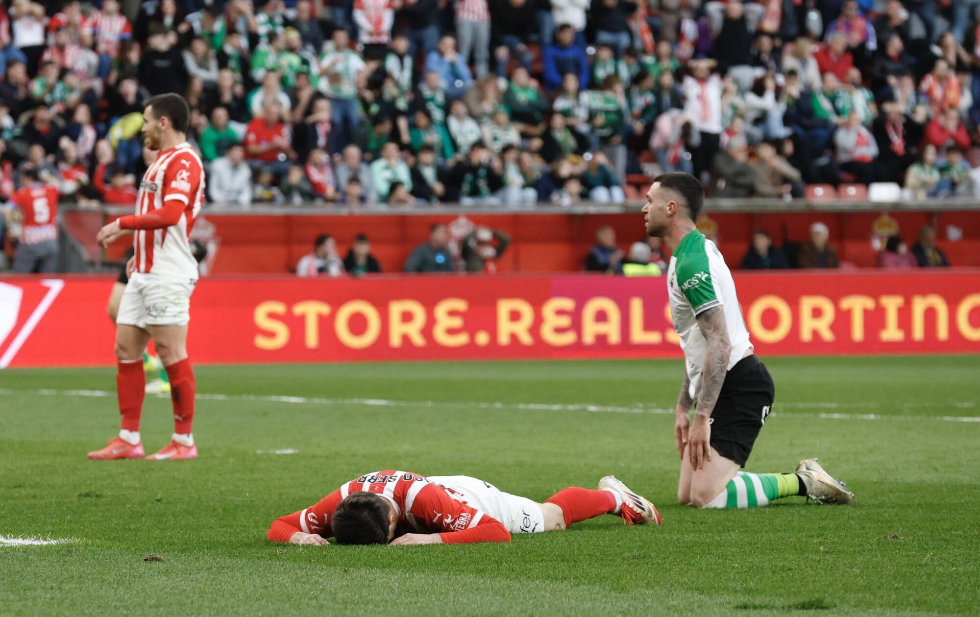 EN IMÁGENES: Ambientazo en el Sporting-Racing de Santander disputado en El Molinón
