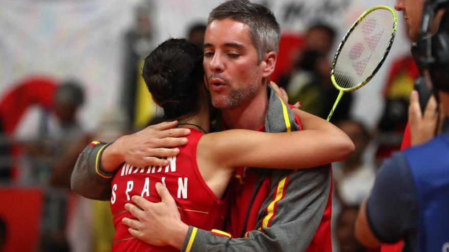 Carolina Marín se abraza con su entrenador tras pasar a la final.