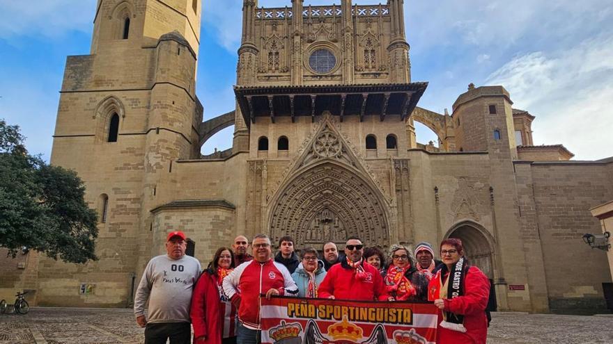 Por la izquierda,Javi Otero, Ana Pérez, Óscar Izquierdo, Humberto Merediz, Nel Izquierdo, Sonia Cernuda, Nacho Pérez, Xuacu Rodríguez, Berta González, Lorena Tuero, Xuan Rodríguez y Geli Joglar, ante la catedral de Huesca. | C. T.